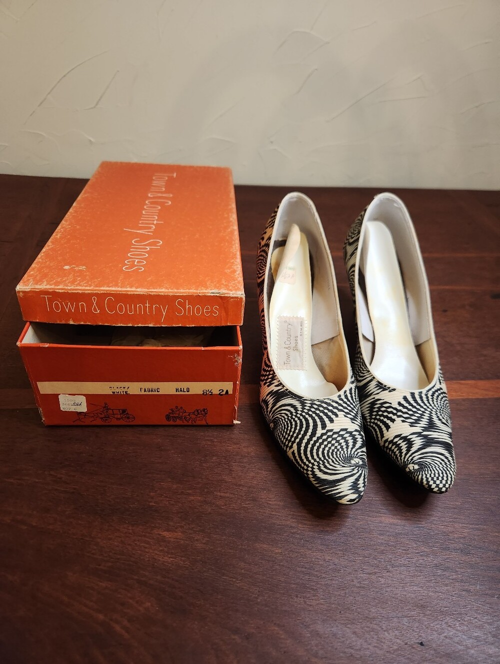 Vintage 60s Town & Country Black and White Patterned Women's Pumps